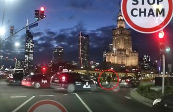 Pieszy w klapkach na Rondzie Dmowskiego. Szokujące wideo z Warszawy