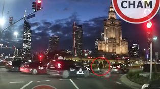 Pieszy w klapkach na Rondzie Dmowskiego. Szokujące wideo z Warszawy