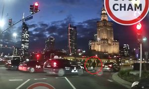 Pieszy w klapkach na Rondzie Dmowskiego. Szokujące wideo z Warszawy
