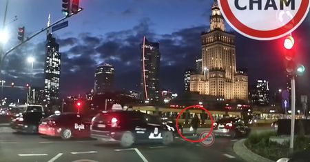 Pieszy w klapkach na Rondzie Dmowskiego. Szokujące wideo z Warszawy