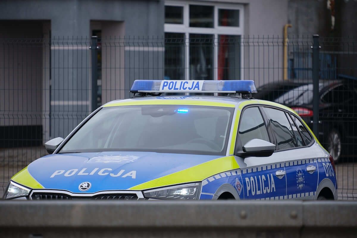 Policyjny radiowóz na sygnale