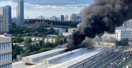Gryzący dym nad rosyjskim miastem. Płonie ważna fabryka
