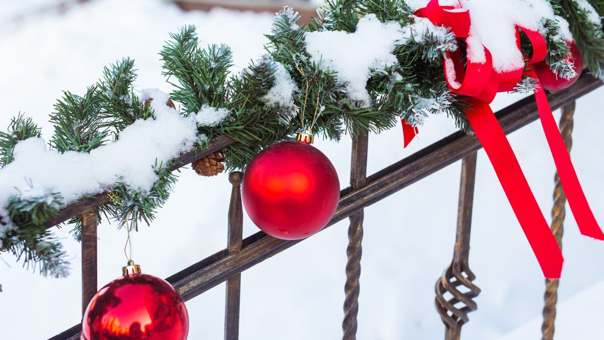 Girlanda świąteczna na poręczy