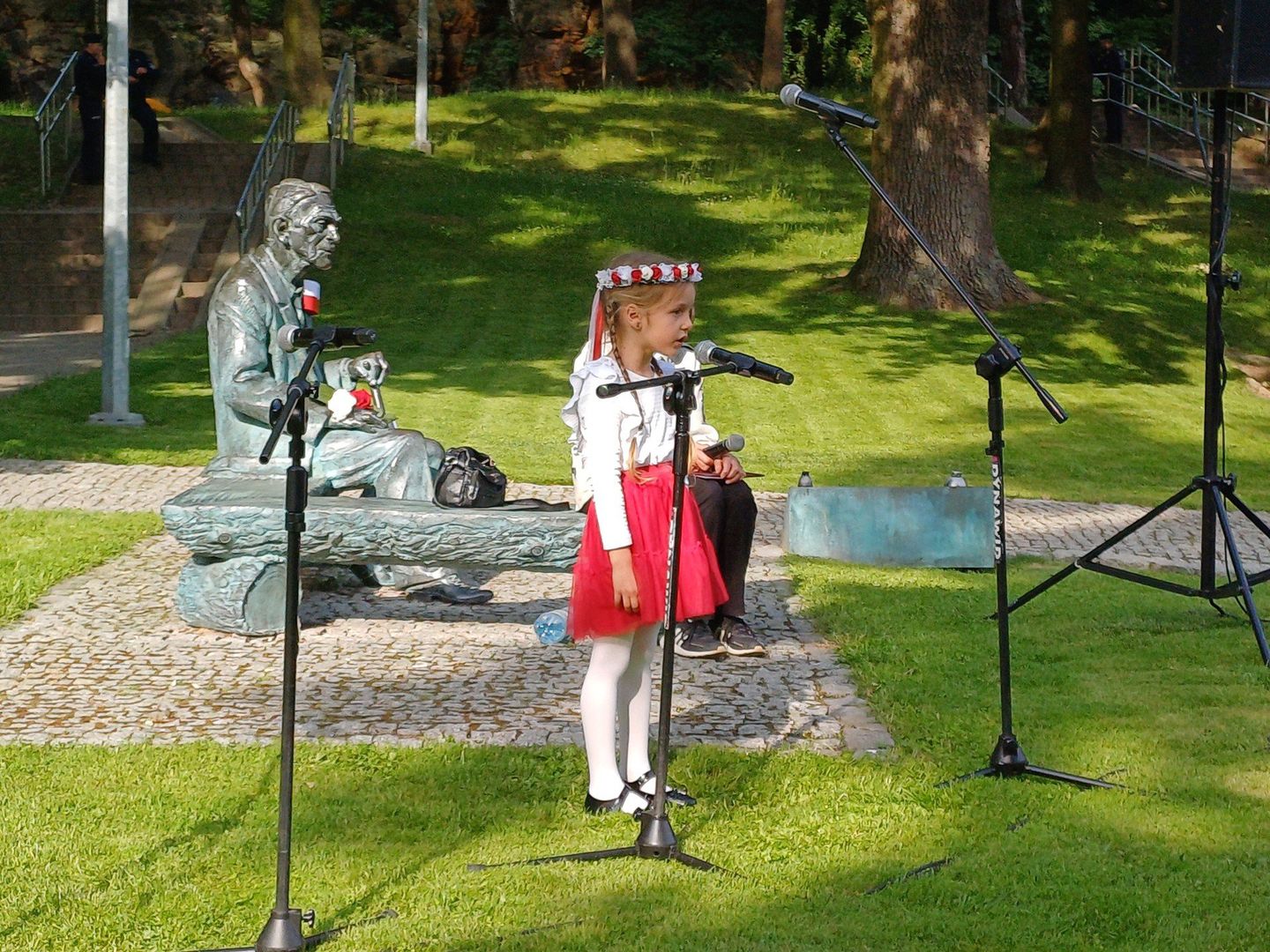 Koncert pieśni patriotycznych przy ławeczce Halnego w Starachowicach.