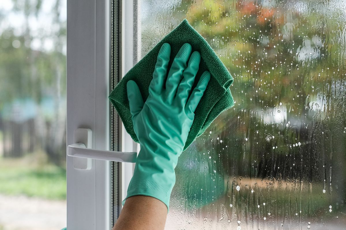 Mycie okien specjalnym środkiem.