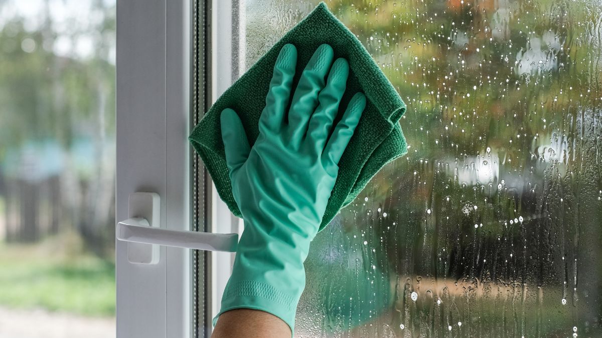 Mycie okien specjalnym środkiem.