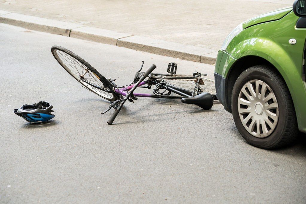 Rowerzysta wymusił pierwszeństwo. W wyniku zdarzenia trafił do szpitala