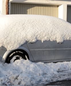 Odśnieżanie auta z włączonym silnikiem zagrożone mandatem? Prawo jest nieugięte