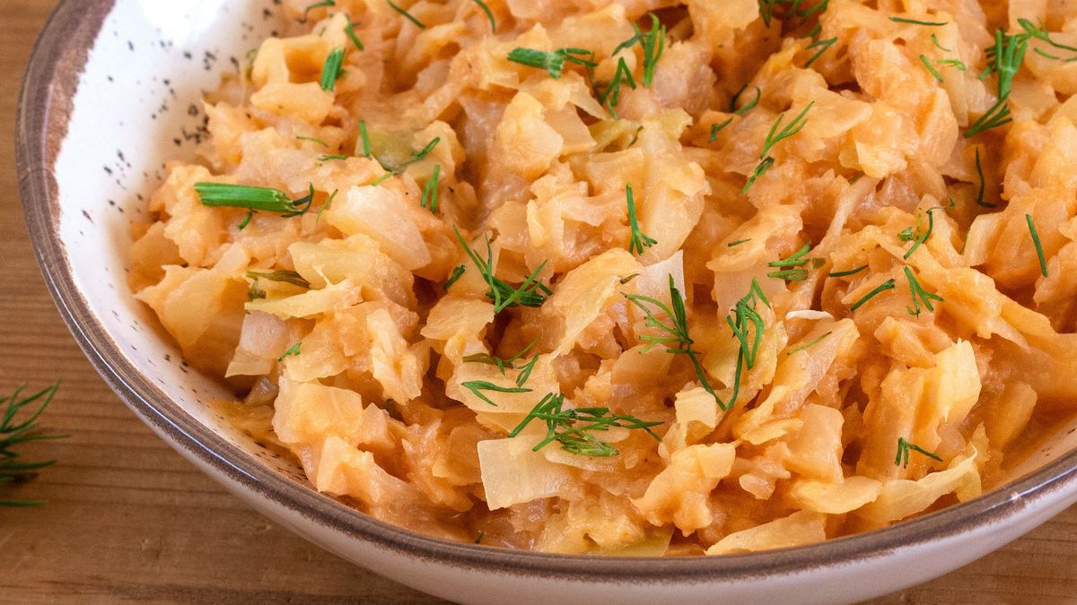 Duszona młoda kapusta z przecierem pomidorowym posmakuje każdemu