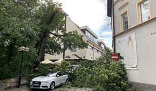 Pogoda. Polska zmaga się ze skutkami burz. 17 tys. odbiorców bez prądu. Uszkodzone dachy