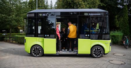 Nowość na cmentarzu we Wrocławiu. Autonomiczny minibus ruszył w trasę