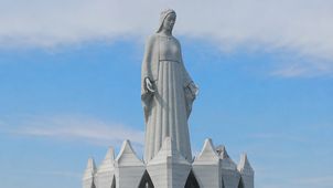 Pomnik Matki Boskiej, zwolnienia i cudze pieniądze. Dajmy Karkosikowi spokój [komentarz]