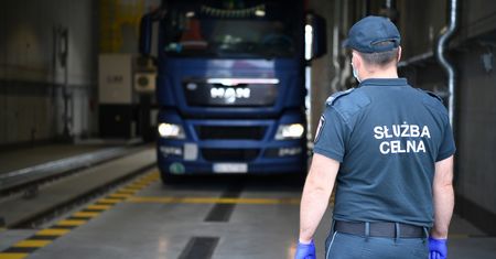 Tony podróbek trafiały co tydzień do Polski. Śledztwo ws. gigantycznego przemytu na finiszu