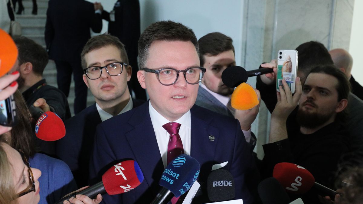 Warszawa, 07.02.2024. Marszałek Sejmu Szymon Hołownia (C) oraz szef jego gabinetu Stanisław Zakroczymski (C-L) podczas wypowiedzi dla mediów w Sejmie w Warszawie, 7 bm. Politycy PiS Mariusz Kamiński i Maciej Wąsik próbowali wejść do Sejmu w grupie z posłami tego ugrupowania. Straż Marszałkowska zamknęła przed nimi drzwi. (jm) PAP/Paweł Supernak