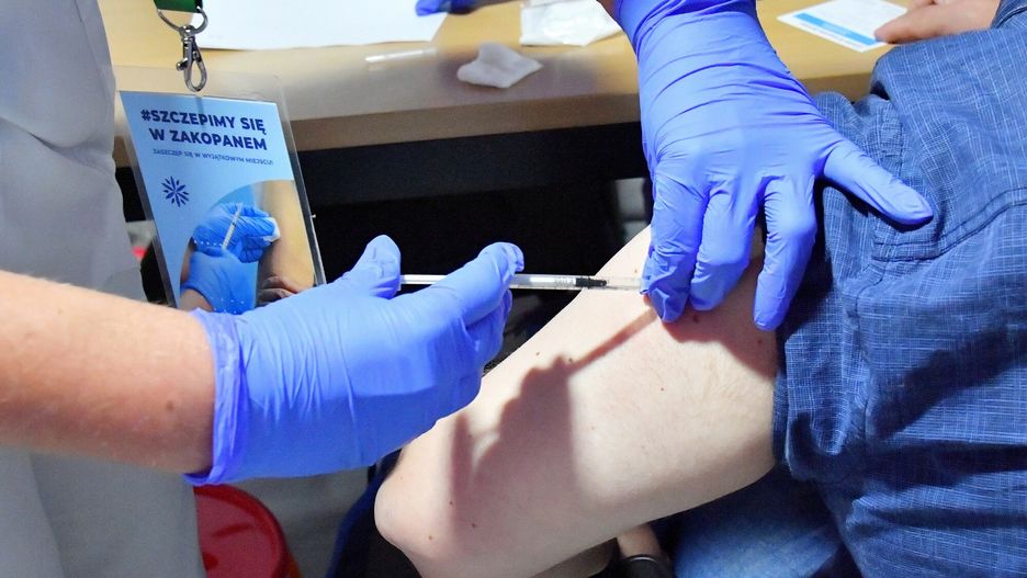 Trzecia dawka szczepionki na COVID-19 niezbędna? Ekspert o kluczowym termin 