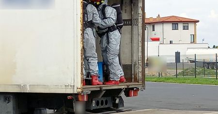 Wielkopolskie. Żrąca substancja wylewała się z samochodu. Kierowca bez uprawnień
