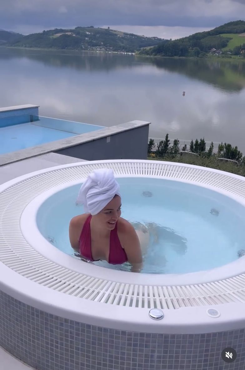 Anna Wendzikowska udaje syrenkę i pozuje w jacuzzi. Fani oniemieli - Pudelek