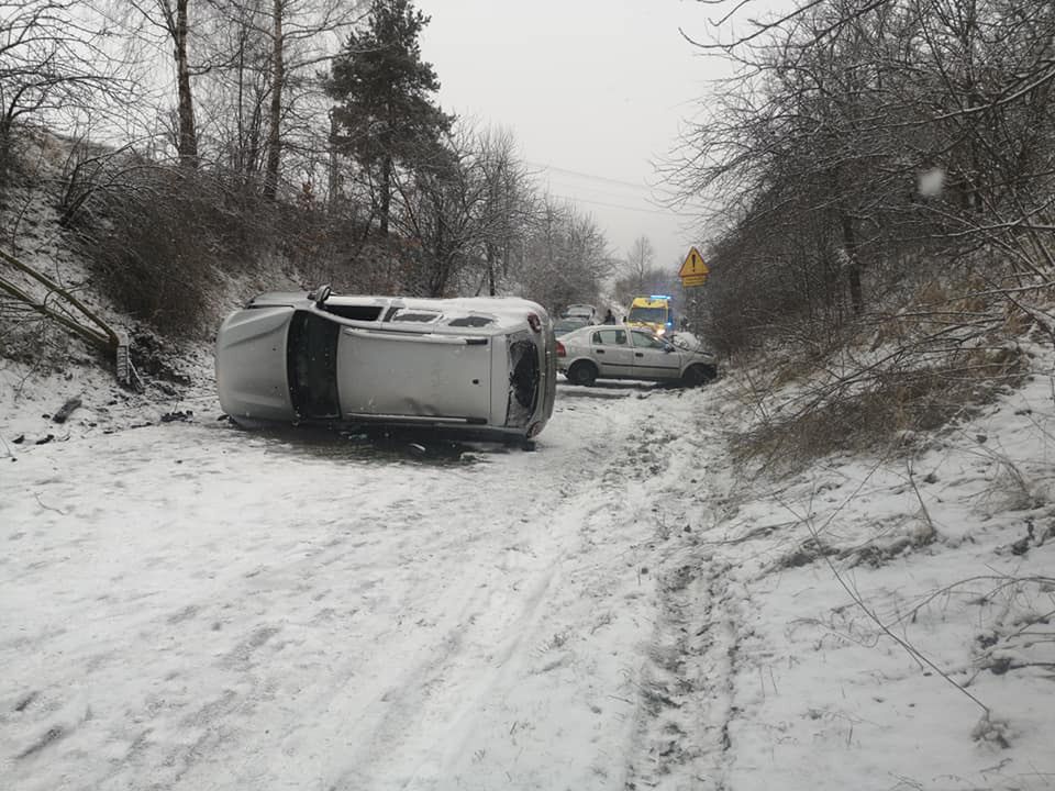 Groźny wypadek w Niegowonicach. Auto w poprzek drogi, ranni