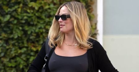 Margot Robbie w zaawansowanej ciąży przemyka wokół studia nagraniowego w Los Angeles i posyła serdeczne uśmiechy