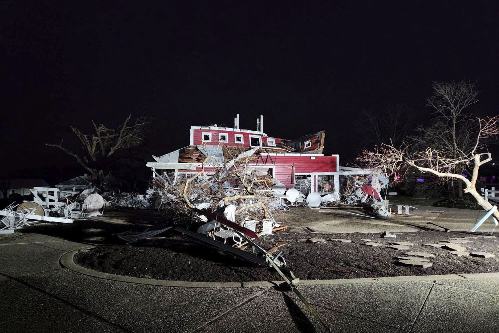 Katastrofalne tornada i burze w USA. 32 ofiary śmiertelne