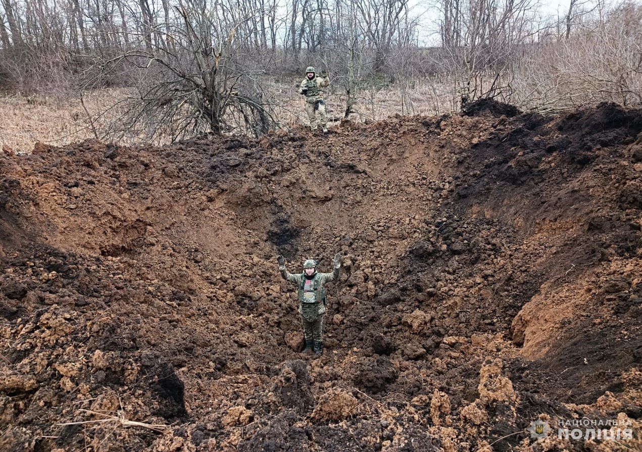 Krater po uderzeniu pocisku Ch-47 (bez detonacji)