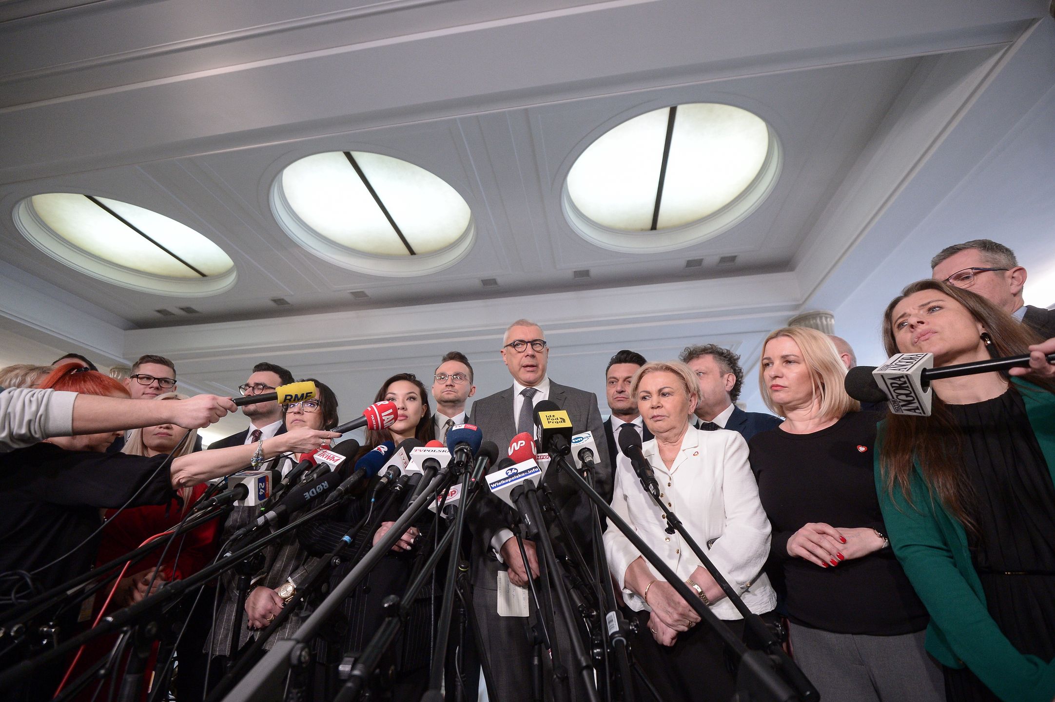 Warszawa, 18.01.2024. Poseł KO Roman Giertych (C) podczas konferencji prasowej KP KO w Sejmie w Warszawie, 18 bm. Temat: Powstanie Zespołu ds. Rozliczeń. (jm) PAP/Marcin Obara