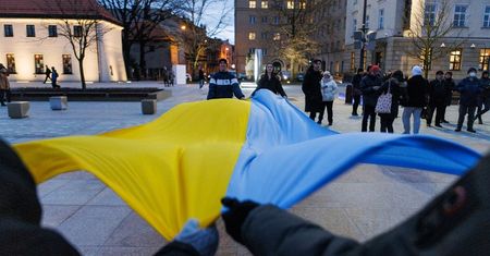 Iluminacje na Placu Litewskim znów zaświecą: najpierw na czerwono dla dzieci, potem na żółto-niebiesko dla Ukrainy