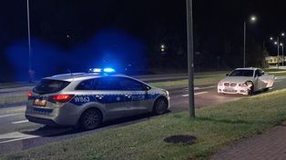 Szczecinek: Nocny pościg ulicami. Uciekał przed patrolem, uderzył w policyjny radiowóz