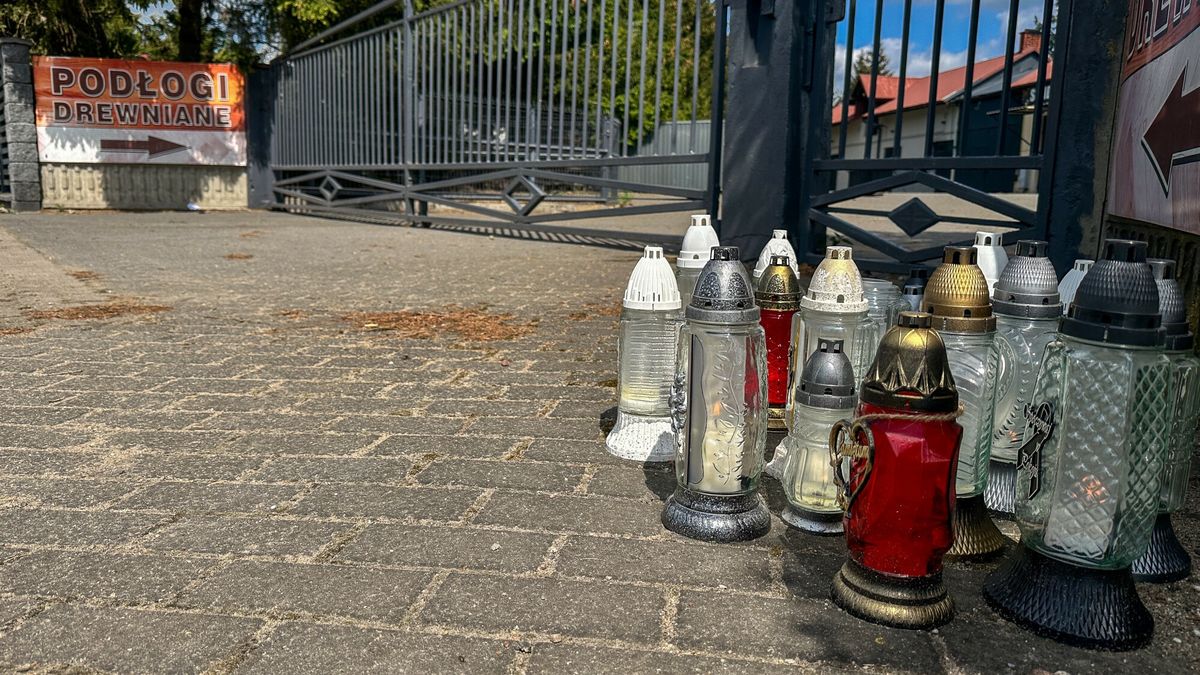 Znicze przed firmą, gdzie miała zostać zabita nastolatka