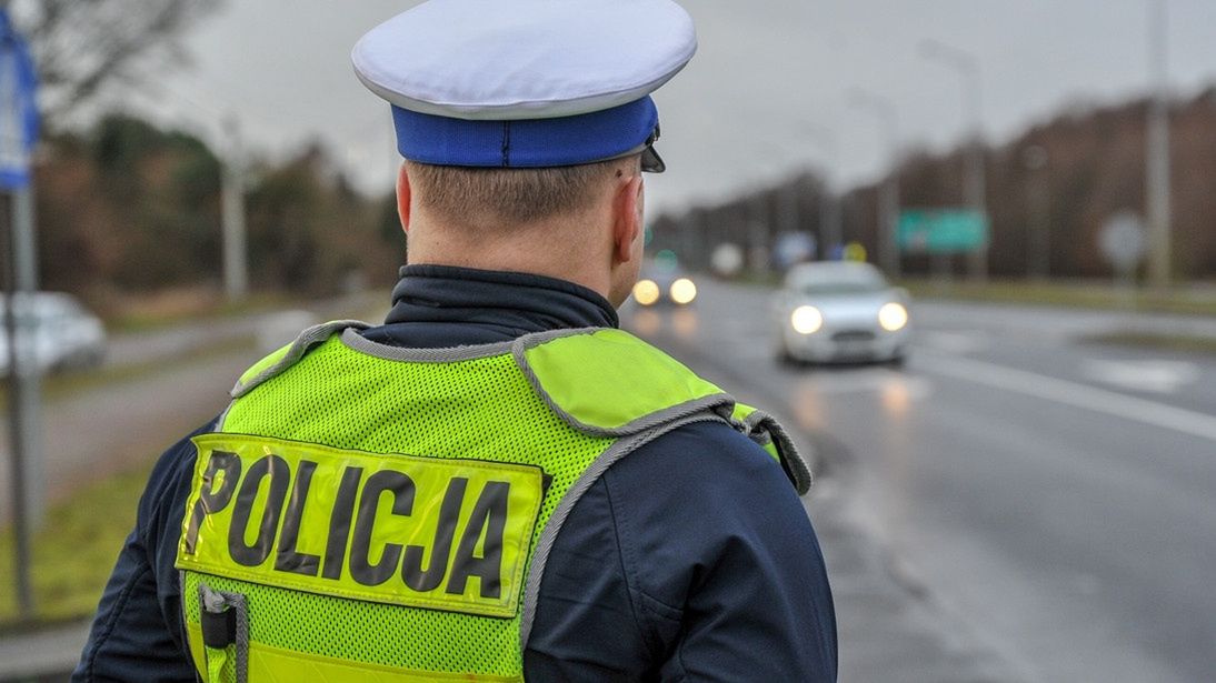 Policja nadzoruje ruch drogowy