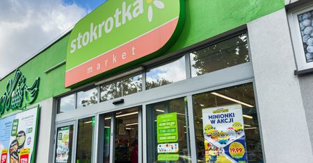 Spór w Stokrotce narasta. Mamy komentarz sieci