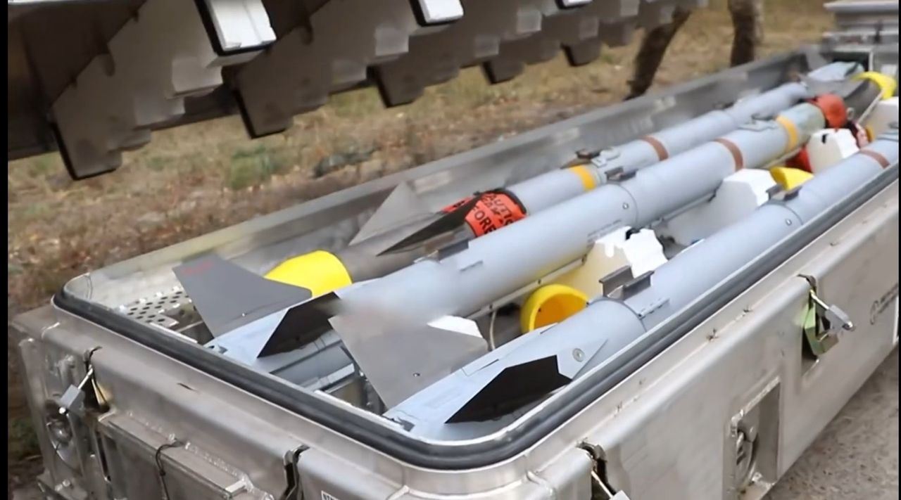 Skrzynia transportowa w Ukrainie z pociskami AIM-9X Sidewinder.