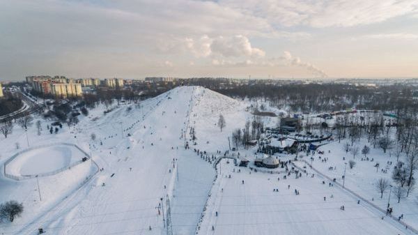 Sosnowiec zaprasza na narty na Górkę Środulską.