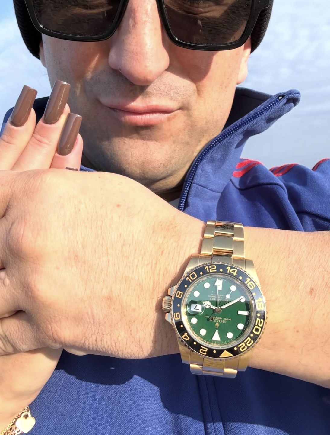 Michał Koterski obejmuje kobiecą dłoń