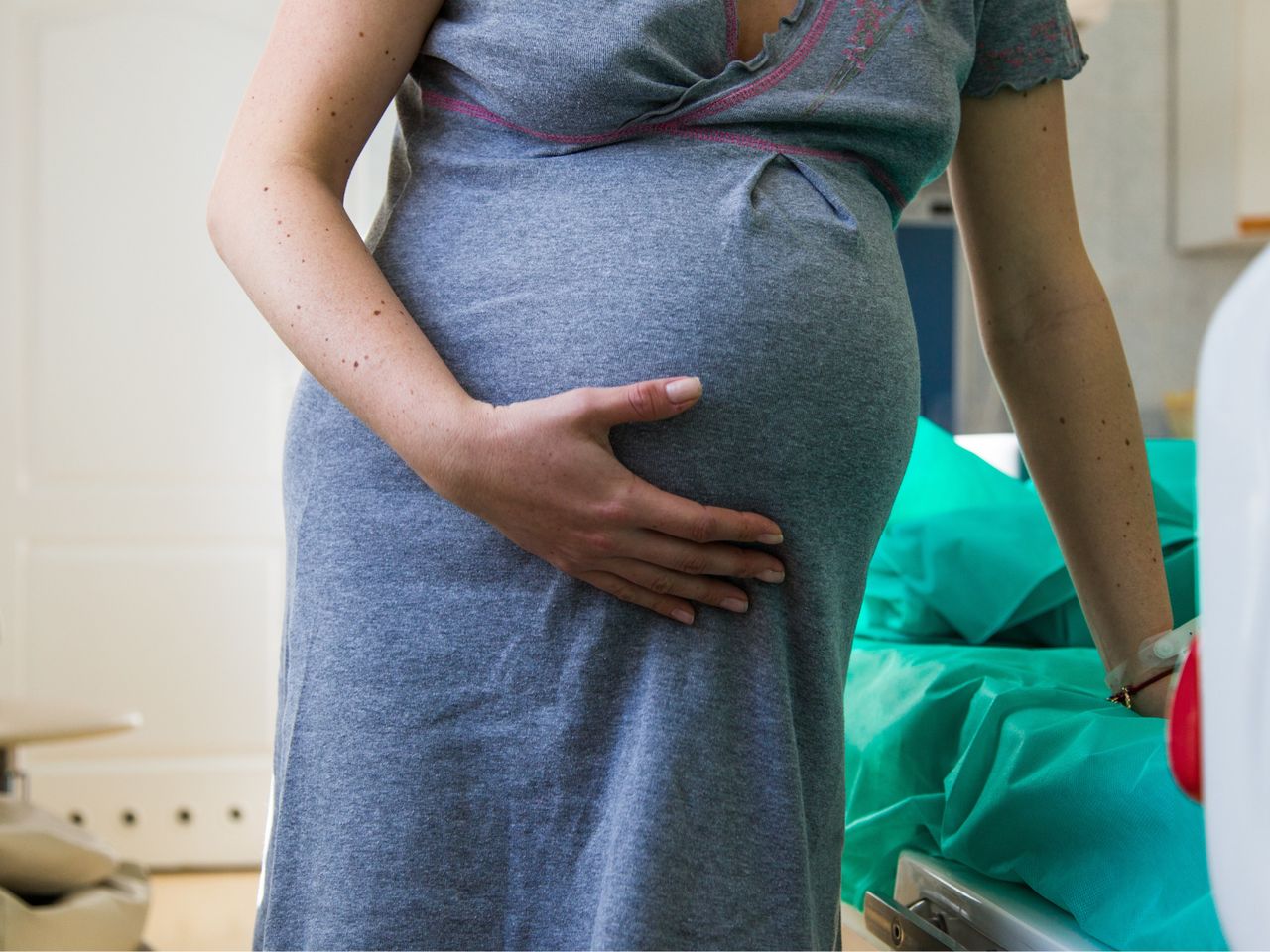 W 2022 roku na ponad połowie porodówek nie podano znieczulenia przy porodzie