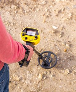 Spektakularne odkrycie archeologiczne na Lubelszczyźnie. Chodził z wykrywaczem, natrafił na skarb ozdób wykonanych z brązu