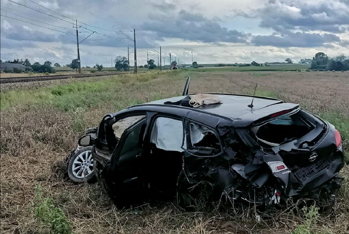 Dramat pod Toruniem.Samochód z dziećmi wjechał prosto pod pociąg