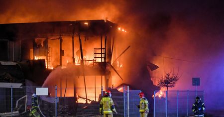 Lublin. Pożar hali magazynowej. Strażacy nie mogą wejść do środka