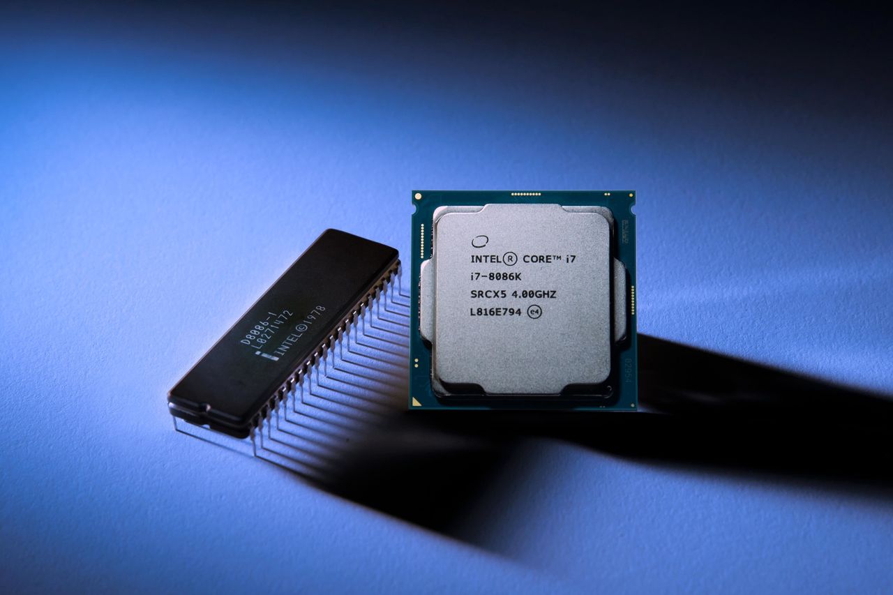 Procesor Intel 8086 z 1978 roku i Intel Core i7-8086K z 2018 roku