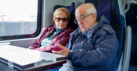 Seniorze, uważaj. Mandat za brak legitymacji w pociągu
