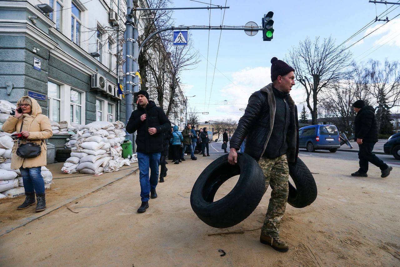 26 lutego 2022, Ukraina, Żytomierz: Barykady na ulicach Żytomierza.