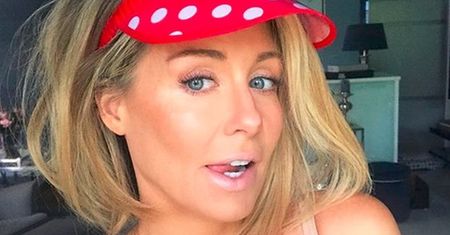 Rozenek życzy maturzystom "powodzenia" głębokim dekoltem i czapką myszki Minnie