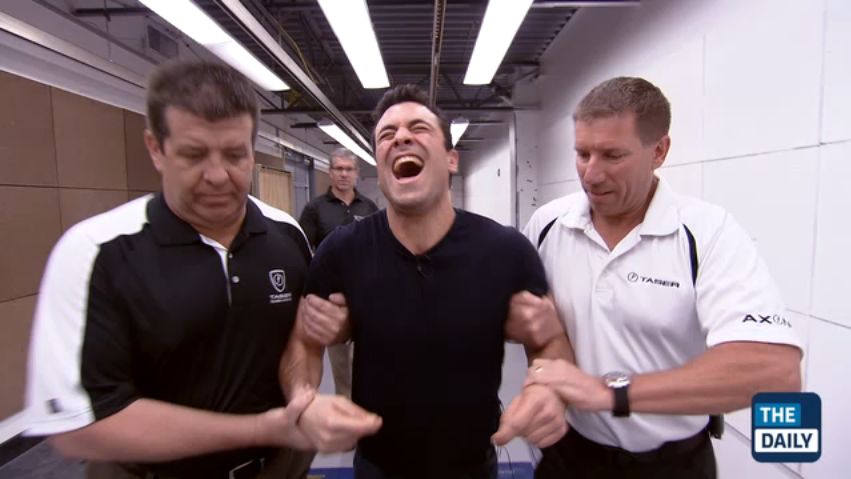 Dziennikarz testuje na sobie granat Tasera [wideo] 1