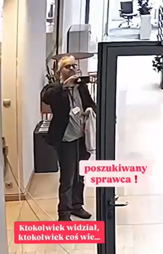 Wojciech Czuchnowski rozkleja wlepki protestacyjne w Agorze. 