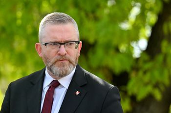 Czarne chmury nad Braunem. Pierwszy akt oskarżenia jeszcze w lipcu?