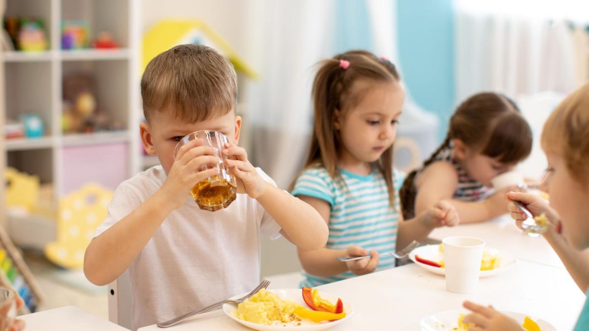 Intendent zajmuje się żywieniem dzieci w szkole i przedszkolu.
