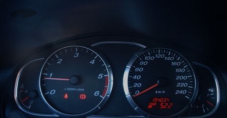 Na zlecenia obywateli Ukrainy zwiększał przebiegi w autach. Wpadł na gorącym uczynku