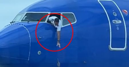Pilot wychylił się z kokpitu. Chciał odzyskać przedmiot należący do pasażera