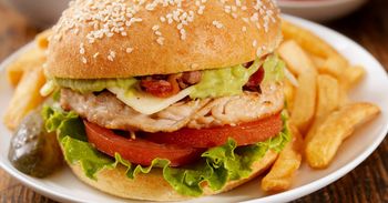 Te burgery z kurczakiem dorównują tym z restauracji. To delikates