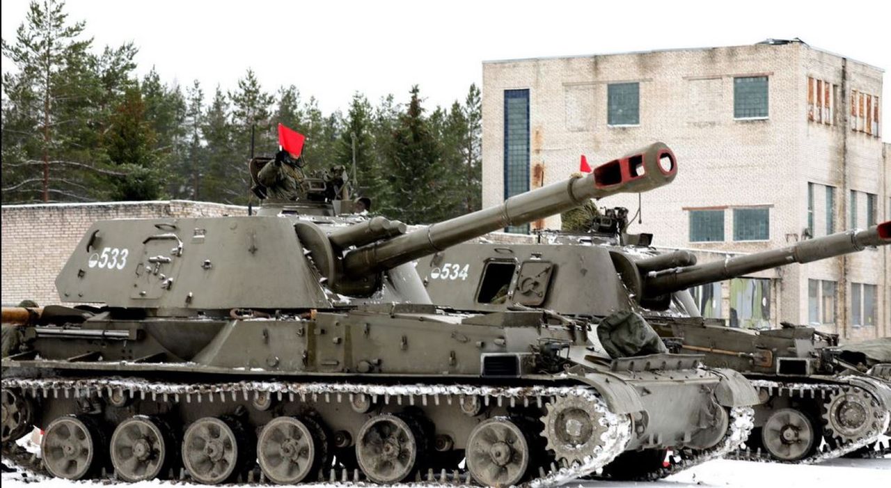 Sprzęt wojskowy na Białorusi. Zauważono go 30 km od Ukrainy - 2S3 Akacja; zdjęcie ilustracyjne